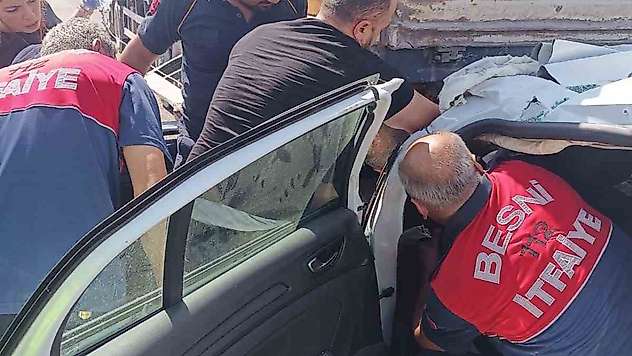 Otomobil tıra arkadan çarptı: 1 ağır yaralı
