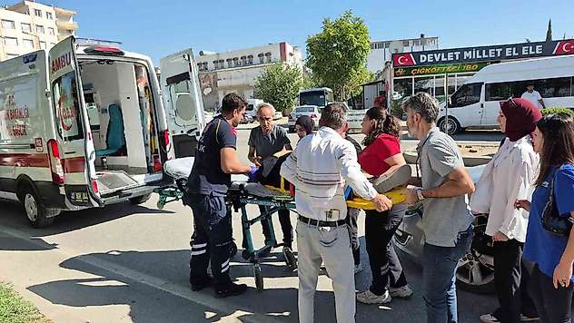 Otomobil yaya geçidinde yayaya çarptı: 1 yaralı