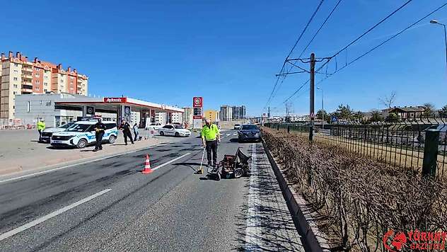 Otomobilin çarptığı akülü tekerlekli sandalyedeki engelli hayatını kaybetti