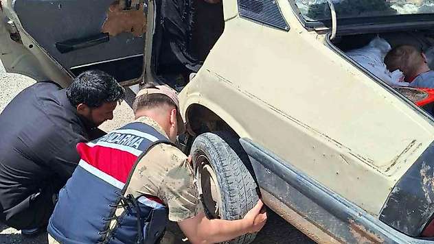Otomobilin lastiğini jandarma değiştirdi