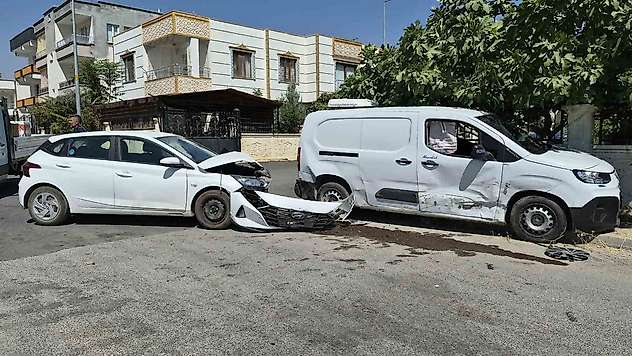Otomobille hafif ticari araç çarpıştı