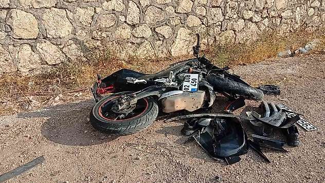 Otomobille kafa kafaya çarpışan motosikletin sürücüsü hayatını kaybetti