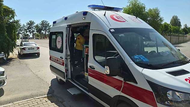 Otomobille motosiklet çarpıştı: 1 yaralı