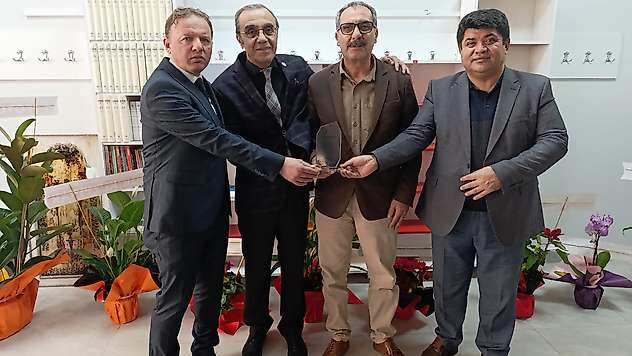 Özdemir'den Emekli öğretmene plaket