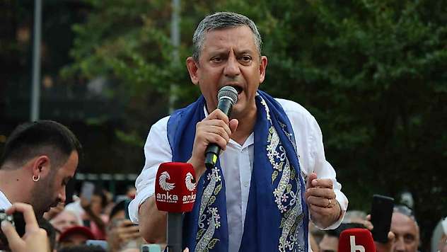 Özgür Özel'den yeni parti sinyali: Sizi üzmeden yeni bir yol açacağız