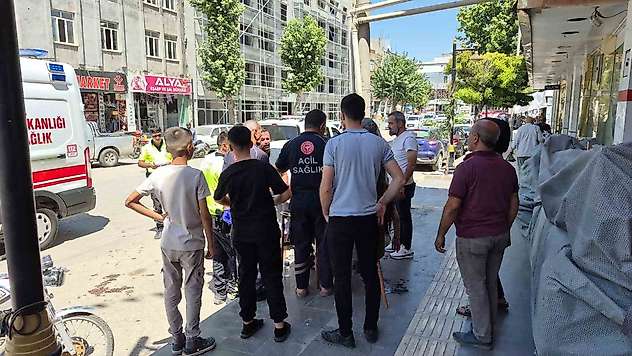 Panelvan araç ile motosiklet çarpıştı: Anne ve 2 çocuğu yaralandı