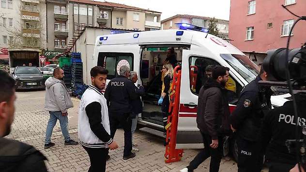 Parasını alamayınca eylem için inşaata çıkan işçiyi polis ikna etti