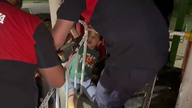 Parkta ayağı oyun grubu demirlerine sıkışan çocuk, itfaiye ekiplerince kurtarıldı