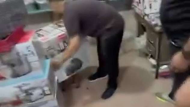 Patlayan şebeke hattı iş yerlerini bastı