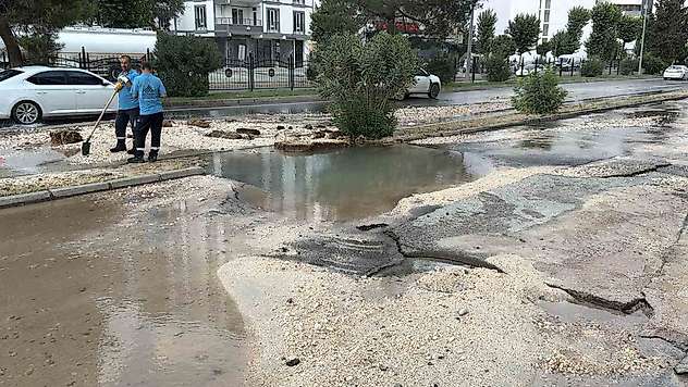 Patlayan su hattı yolu çökertti: Otomobil çukura düştü