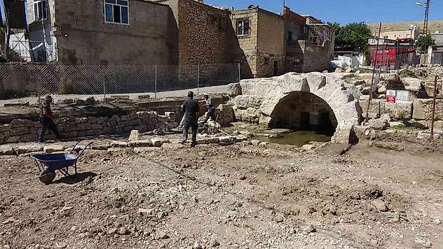 Perre Antik Kentteki kazılar Roma Çeşmesi'nden başladı