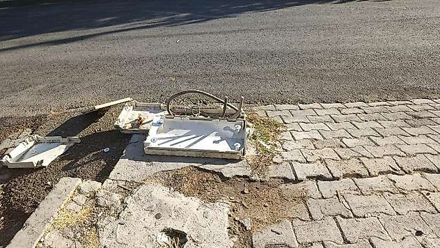 Pide fırınının önündeki elektrik kabloları tehlike saçıyor