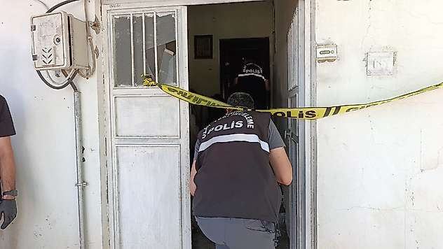 Polis memuru kaldığı evde ölü bulundu