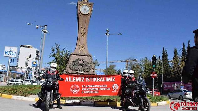 Polislerden Aile Yılı pankartı