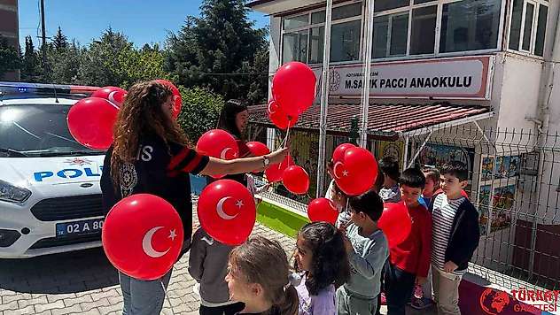 Polislerden minik kalplere 23 Nisan ziyareti