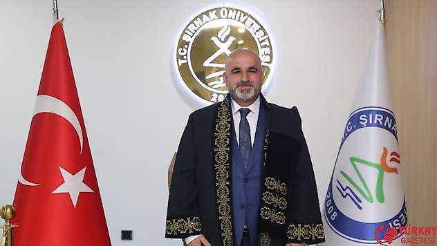 Prof. Dr. Fevzi Rençber profesörlük cübbesini giydi