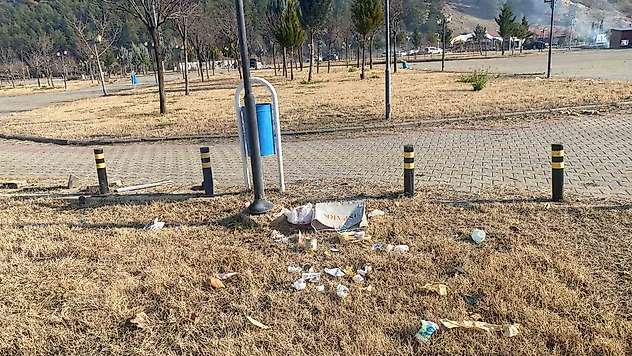 Rast gele atılan çöpler tepkilere neden oluyor