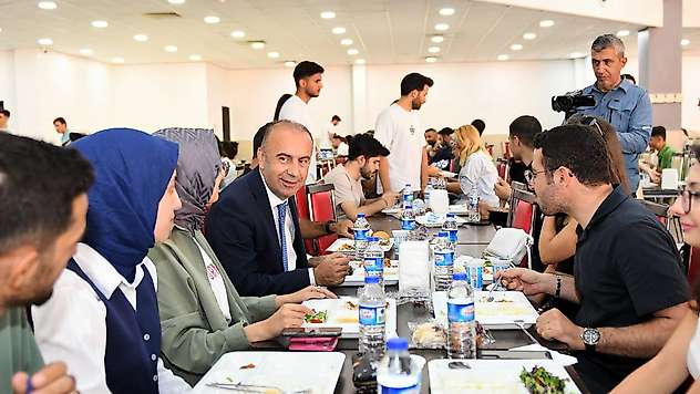 Rektör Keleş öğle yemeğinde öğrencilerle bir araya geldi 