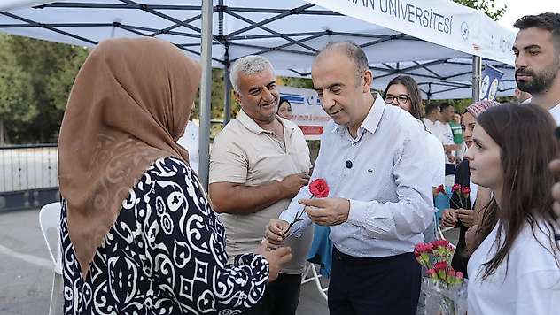 Rektör Keleş Öğrencileri ve ailelerini karanfillerle karşıladı