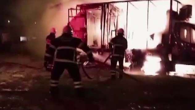 Sağlık ocağı ve kanser tarama aracı yandı