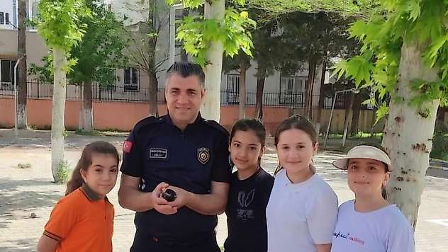 Saksağan yavrusu itfaiye ekiplerince yuvasına kavuşturuldu