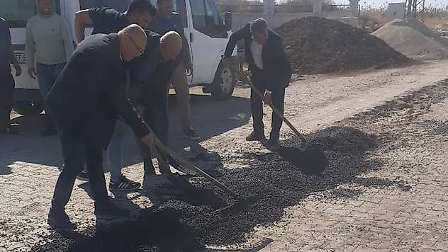 Samsat ilçesinde asfalt yama çalışmaları devam ediyor