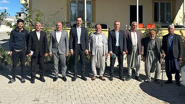 Samsat Kaymakamı köylerde vatandaşlarla bir araya geliyor