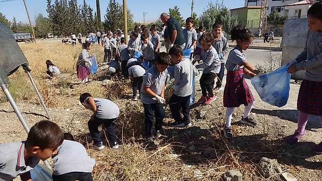 Samsat'ta öğrenciler temizlik için sokaklarda