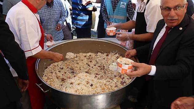 Şanlıurfa'da 3 bin kişiye etli pilav dağıtıldı