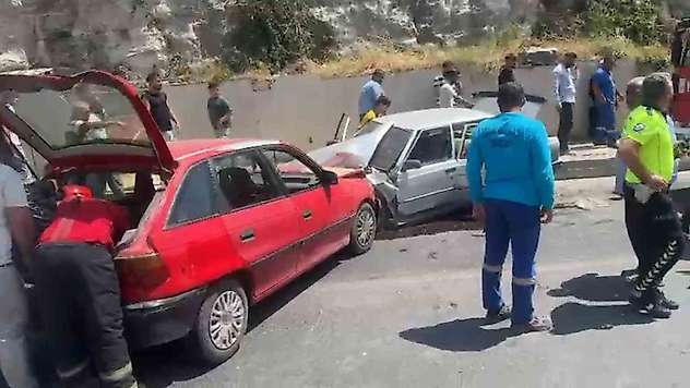 Şanlıurfa'da iki otomobil kafa kafaya çarpıştı: 3 yaralı