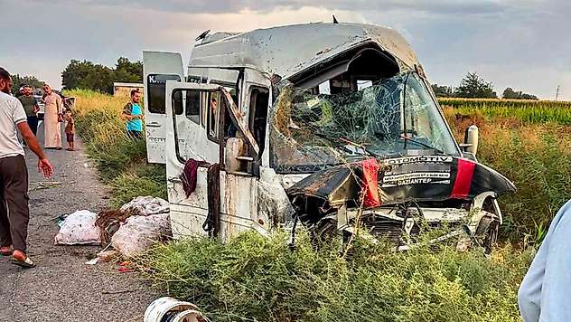 Şanlıurfa'da işçileri taşıyan servis tahliye kanalına devrildi: 15 yaralı