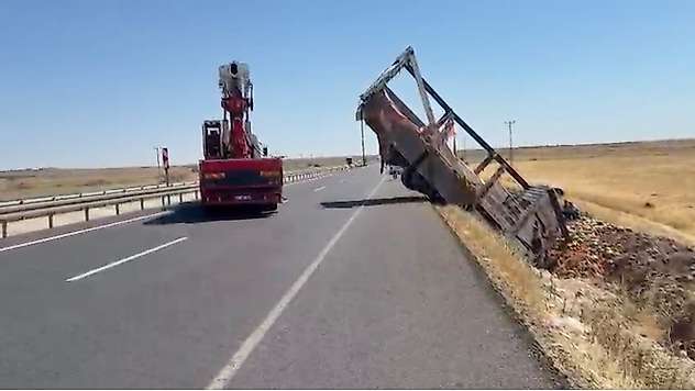 Şanlıurfa'da karpuz yüklü kamyon şarampole devrildi: 2 yaralı