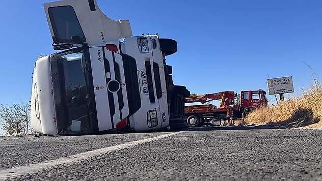Şanlıurfa'da tekstil hammaddesi yüklü tır devrildi