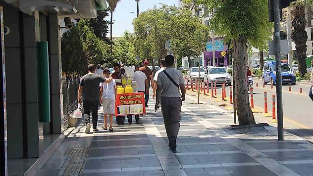 Şanlıurfa'da vatandaşlar terör örgütü PKK'nın silah bırakmasını sevinçle karşıladı
