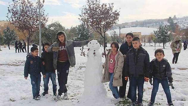 Şanlıurfa'da yıllar sonra kar sevinci: Çocuklar kartopu oynadı, yetişkinler halay çekti