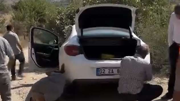 Şarampole giren otomobil halatla kurtarıldı