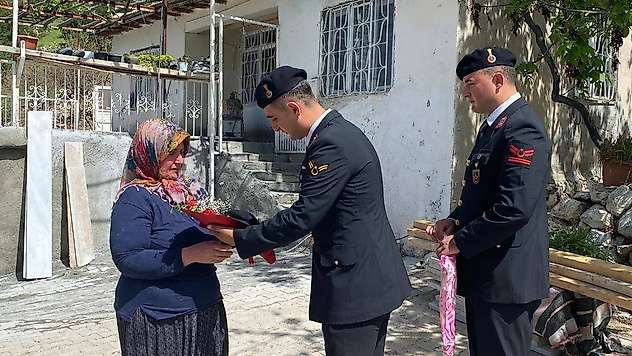 Şehit annelerine anlamlı ziyaret