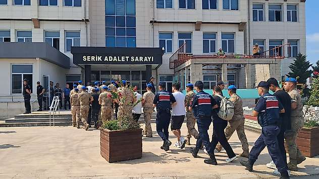 Serik'te yasa dışı bahis operasyonunda gözaltına alınan 80 kişi adliyeye sevk edildi