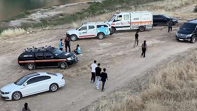 Serinlemek için Göksu Çayı'na giren genç akıntıya kapıldı