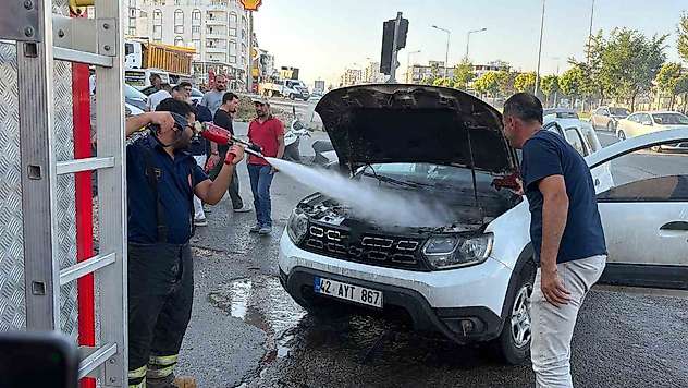 Seyir halindeki araç alev alev yandı