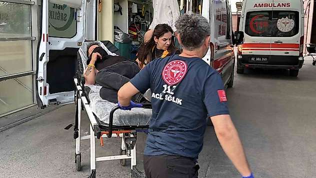 Şiddete maruz kalan kadını kurtarmak isterken bıçaklandı