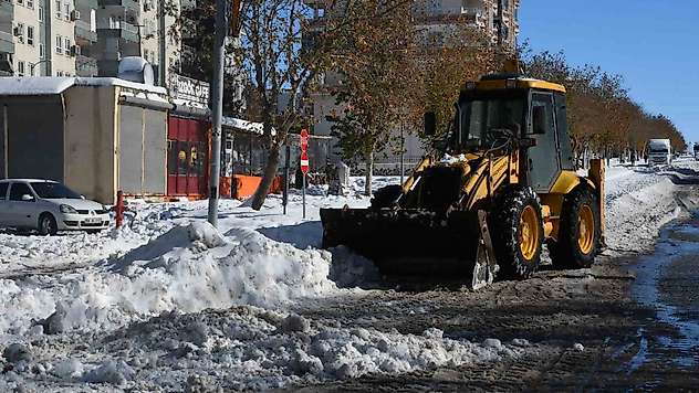 Siverek'te kar kütleleri kamyonlarla şehir dışına taşınıyor