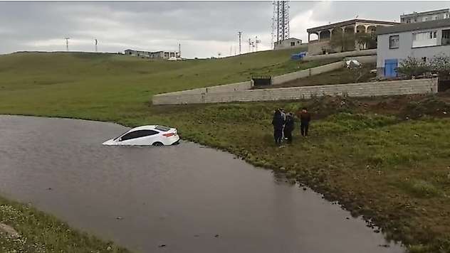 Siverek'te otomobil gölete düştü