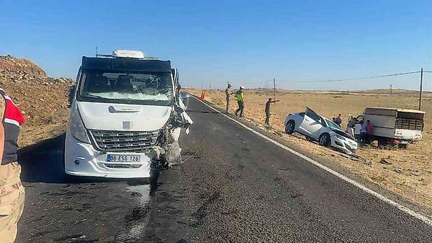 Siverek'te otomobil ile çekici çarpıştı: 3 yaralı