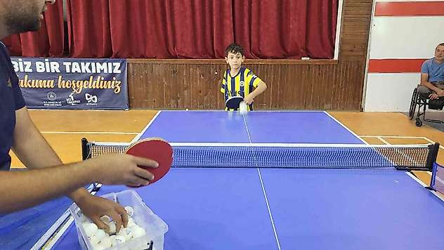 Sol koluyla rakete, spor ile hayata sarıldı