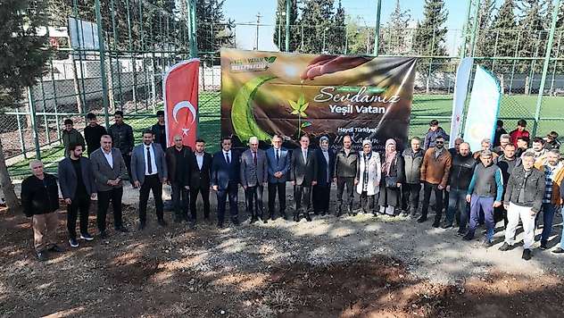 Spor Lisesi bahçesinde fidanlar toprakla buluşturuldu