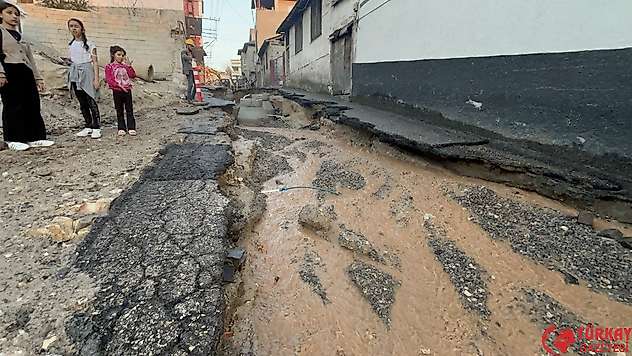 Su borusu patladı, iş yerleri ve araçlar zarar gördü
