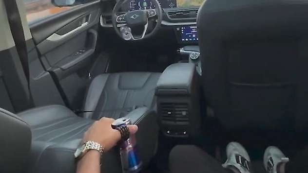 Sürücüsüz giden otomobilin arka koltuğuna geçip video çekti