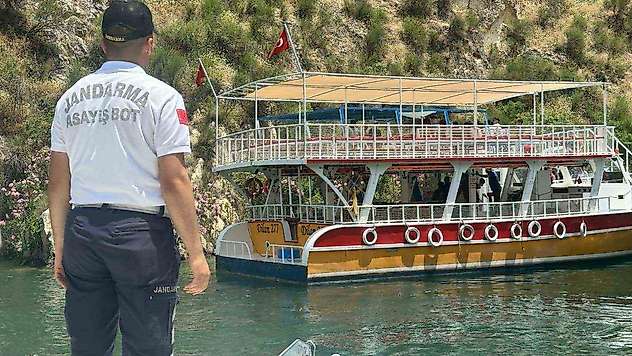 Sürüklenen teknedeki turistleri jandarma tahliye etti