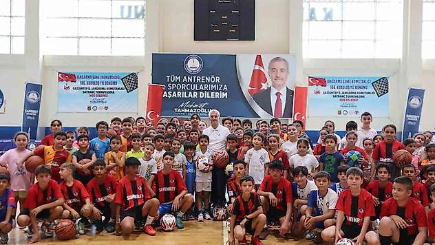 Tahmazoğlu yaz spor okulu öğrencileriyle buluştu